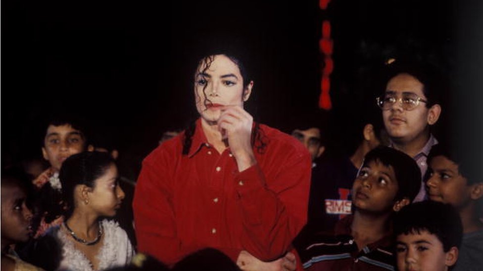 Майкл Джексон позирует перед своим концертом в рамках своего HIStory-тура в 1996 году в Мумбаи, Индия