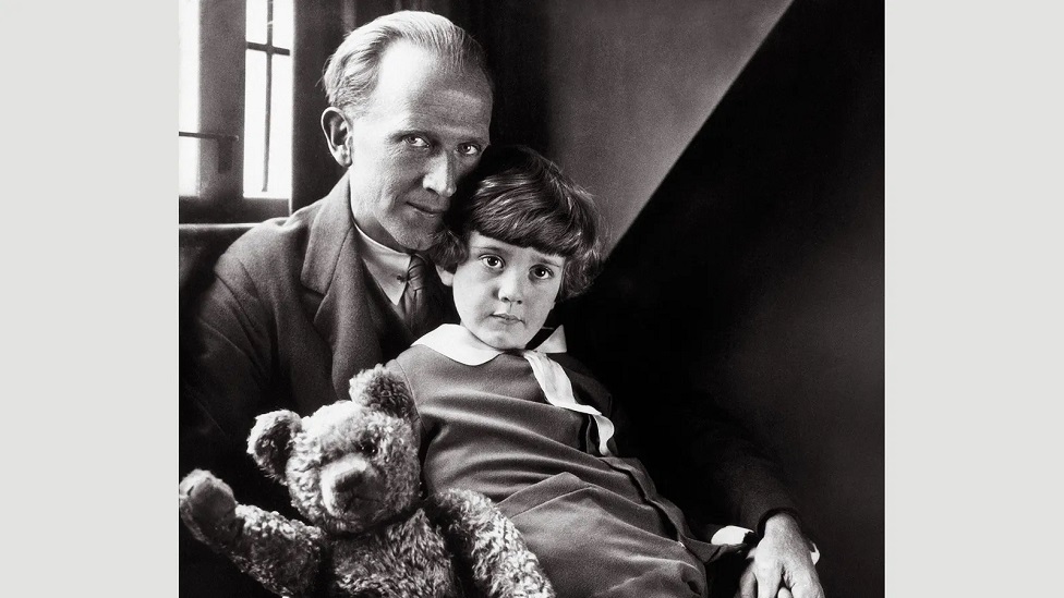 Miln sa sinom Kristoferom i voljenim medvedom 1926. godine (Pictorial Press Ltd/Alamy)