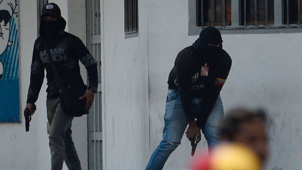 Miembros de los colectivos, o grupos civiles armados afines al gobierno de Nicolás Maduro.