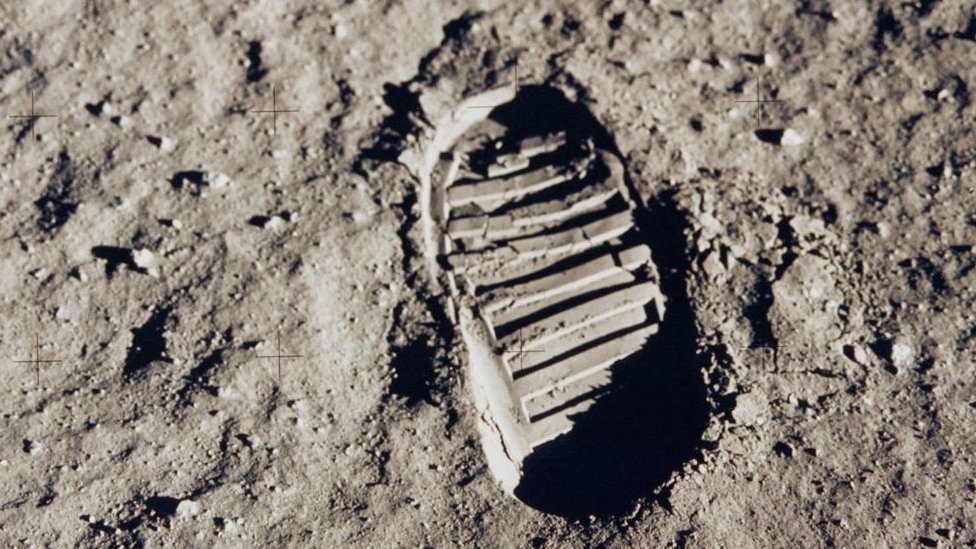 首個踏上月球的美國太空人尼爾·阿姆斯特朗（Neil Armstrong；岩士唐）留下的腳印。