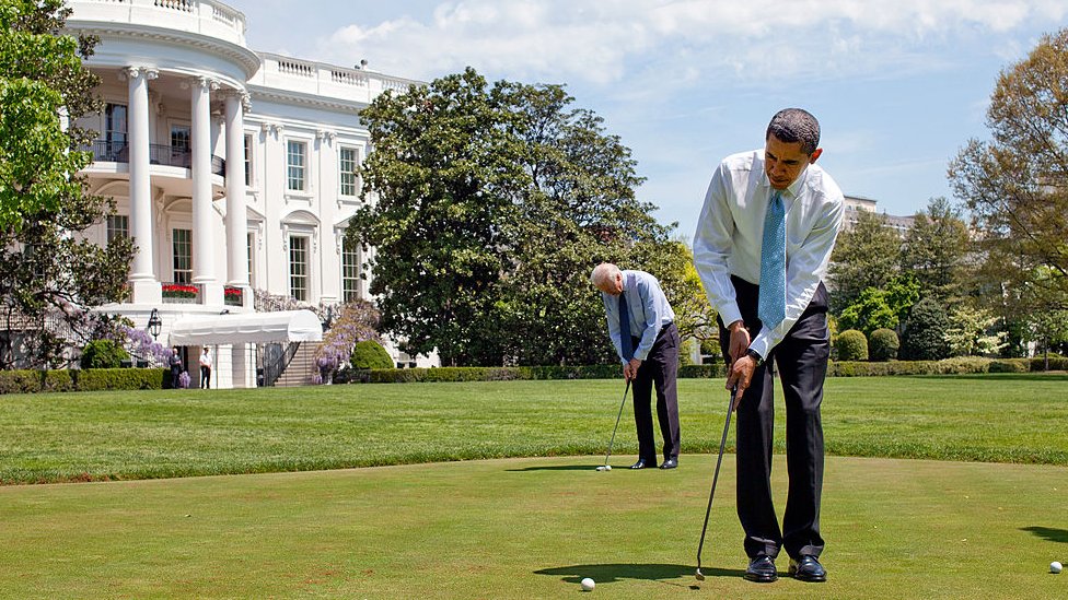 Президент Барак Обама и вице-президент Джо Байден играют в гольф на лужайке Белого дома 24 апреля 2009 г.