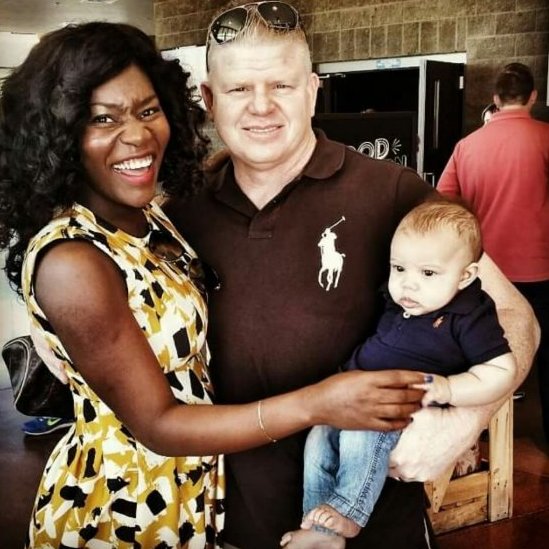 Jeff y Kayla Price se conocieron en Abuya, Nigeria. La familia vive ahora en California. (Foto: @BigJP10/Twitter). La familia Price. (@BigJP10/Twitter).