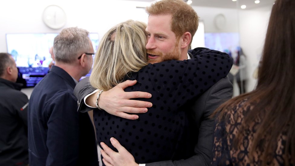 Принц Гарри обнимает журналистку Бриони Гордон во время первого форума Royal Foundation Forum в центре Лондона в 2018 году