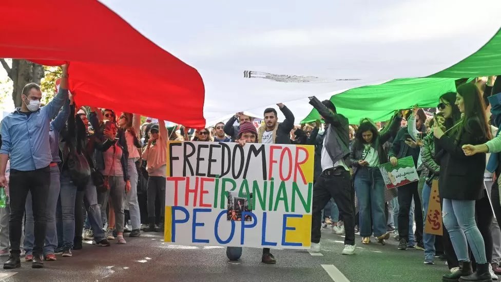 خرج المتظاهرون في العاصمة الفرنسية باريس لدعم الإيرانيين