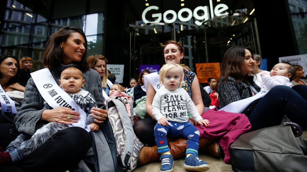 Матери и дети протестуют против Extinction Rebellion возле лондонской штаб-квартиры Google