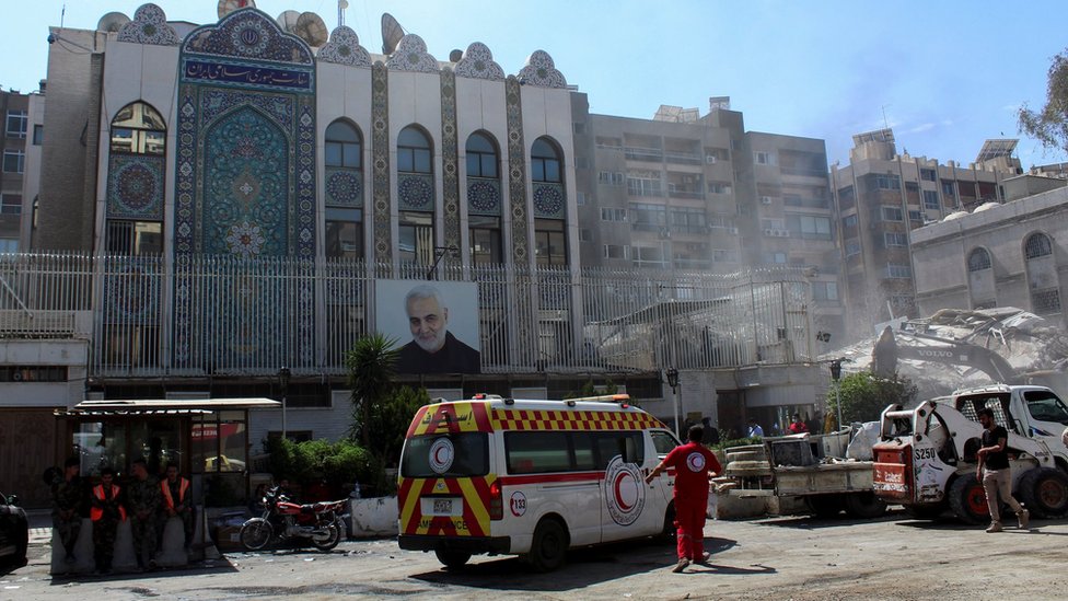U vazdušnom napadu uništena je konzularna zgrada (desno) pored iranske ambasade u Damasku