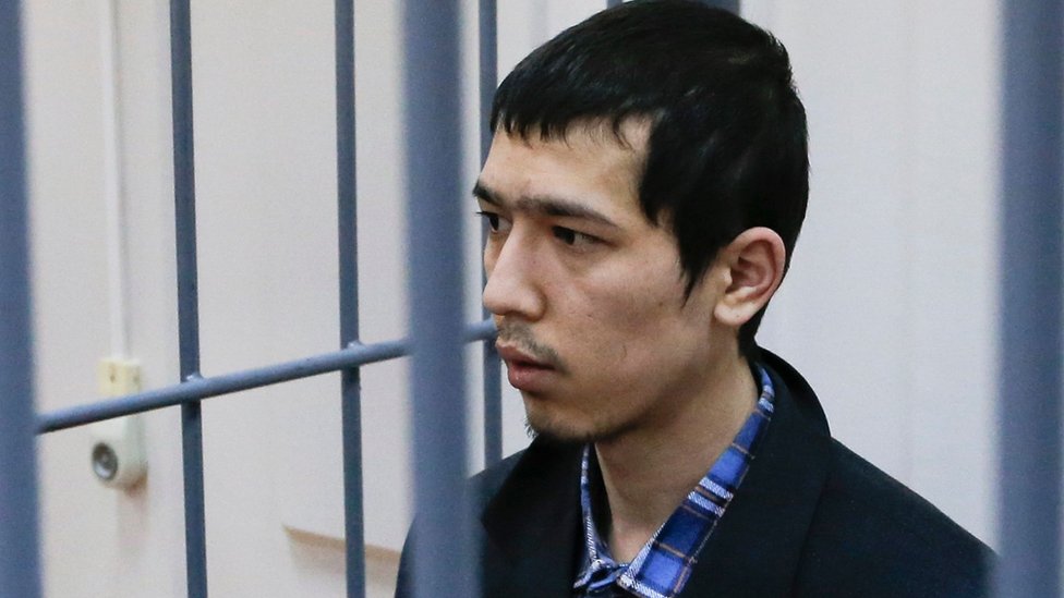 Аброр Азимов в клетке подсудимого на заседании суда в Москве