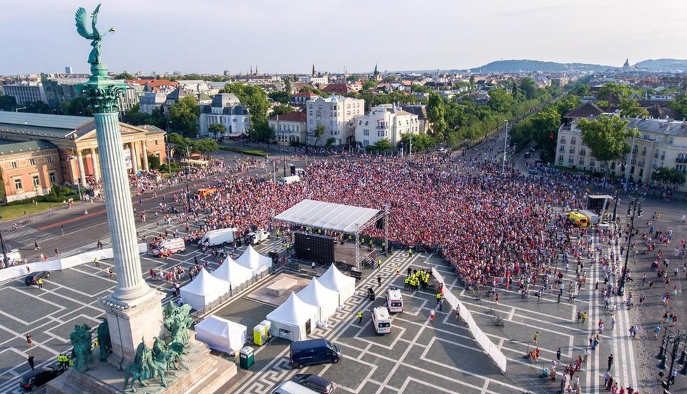 En la década de los años 80, los hallazgos en materia de psicología eran aplicados a los disturbios. Multitud en un concierto de rock