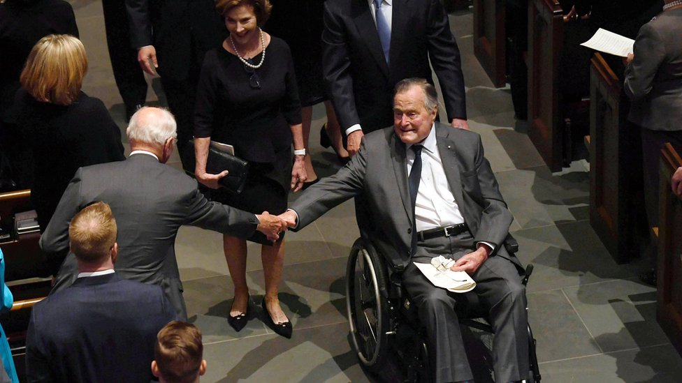 بوش الأب أثناء جنازة قرينته باربرا