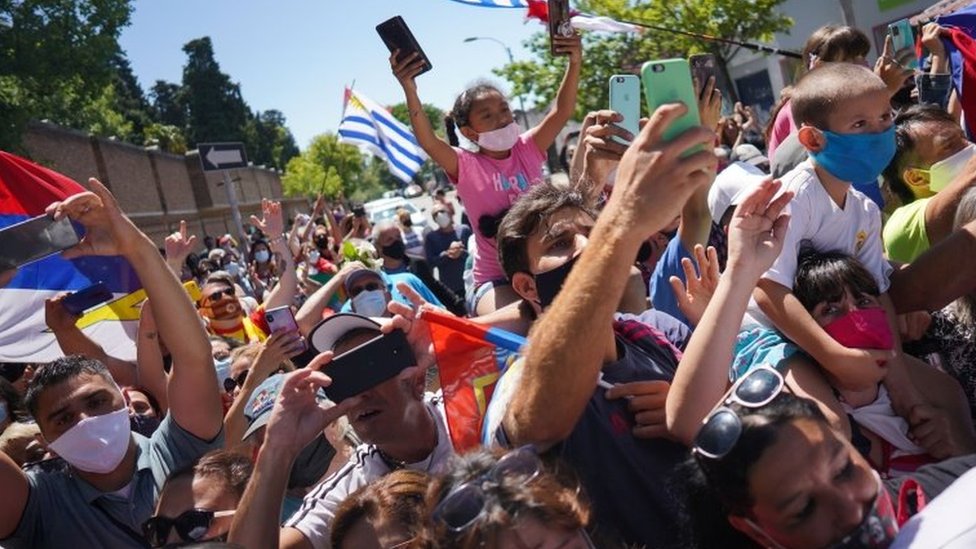 Люди держат свои телефоны, когда они присутствуют на похоронной процессии бывшего президента Уругвая Табаре Васкеса в Монтевидео, Уругвай, 6 декабря 2020 года.