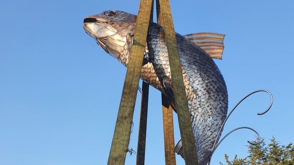 Металлическая скульптура прыгающего лосося от Джейсона Хеппенстолла