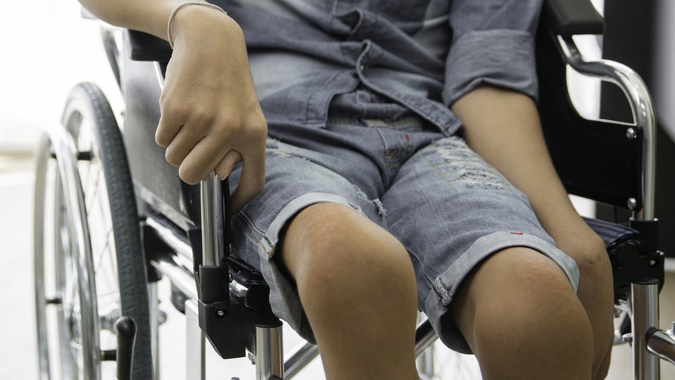 Un niño en silla de ruedas por culpa de la polio