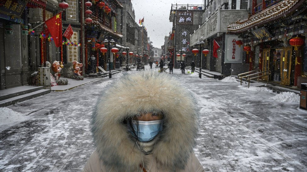 maske takan Çinli bir kadın