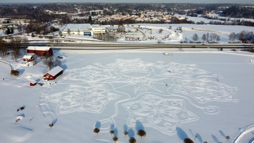 A bird's-eye view of the snow art created by Janne Pyykkö