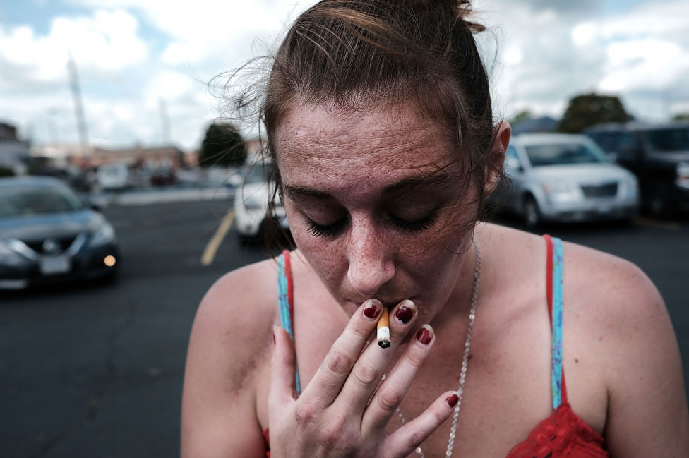 En Estados Unidos, es común que las compañías farmacéuticas cortejen a los médicos, en un esfuerzo por promocionar sus productos. Purity, una adicta a la heroína con un cigarro en la boca