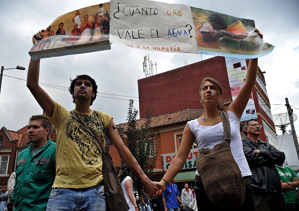 Activistas protestan en Colombia