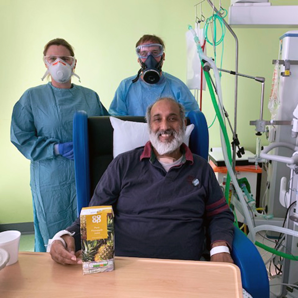 Мохаммед с врачами и ананасовым соком