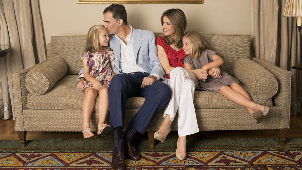 El rey Felipe VI y la reina Letizia tienen dos hijas, las infantas Sofía y Leonor. La familia real de España