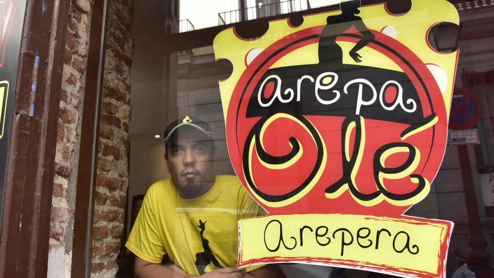 El empresario venezolano Edgar Rodríguez posa dentro de su restaurante "Arepa Olé" en Madrid,