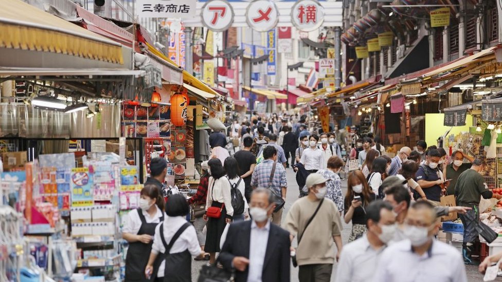 Japonya'da kalabalık bir sokak