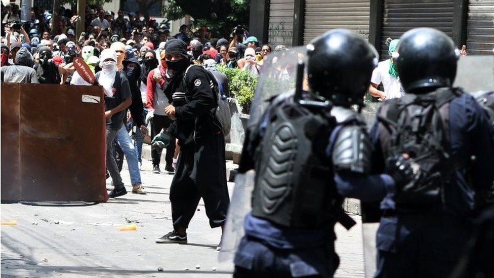 Policías y manifestantes se enfrentan
