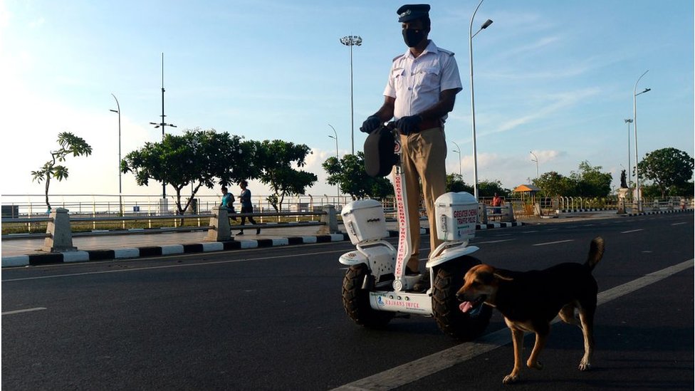 Сотрудник дорожной полиции едет на самобалансирующемся самокате в Ченнаи
