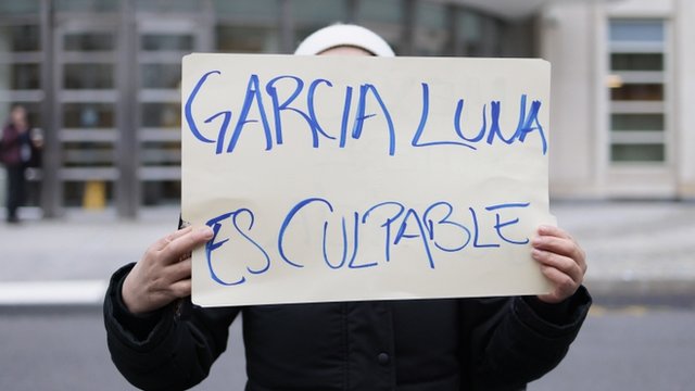 Una persona sujeta un cartel que dice "García Luna es culpable"