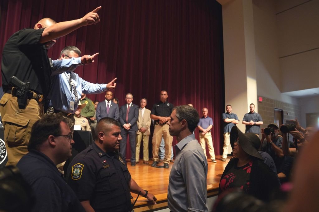 Beto O´Rourke enfrenta al gobernador Greg Abbott en una conferencia de prensa posterior a lo ocurrido en Uvalde.