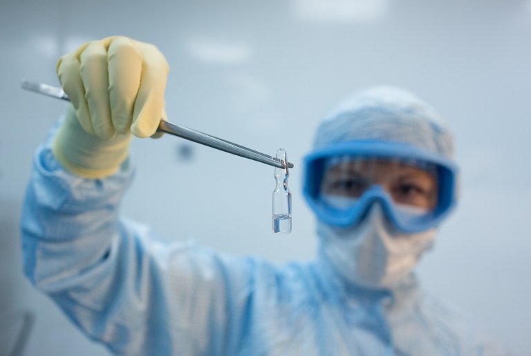 Pesquisador russo mostra a vacina desenvolvida no Instituto Gamaleya