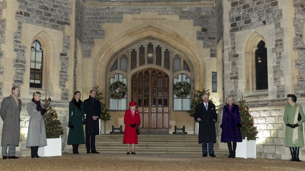 Королева с принцем Чарльзом и Камиллой, герцогиней Корнуоллской (справа) и принцессой Анной (крайняя справа) и герцогом и герцогиней Кембриджскими (слева), Уэссекские (крайние слева)