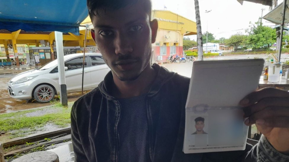 Indijac, koji je bio žrtva trgovine ljudima u Mjanmaru, sa pasošem
