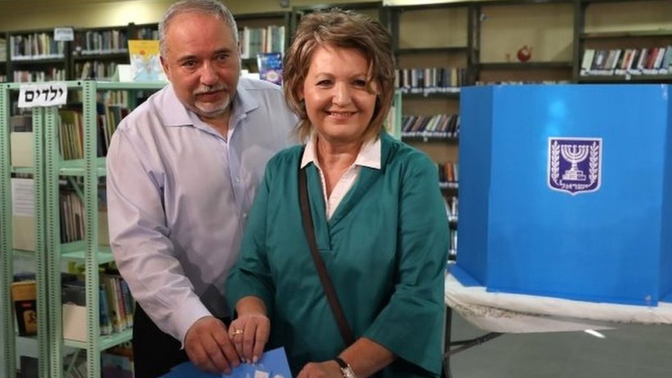 Бывший министр обороны Израиля Авигдор Либерман и жена Элла голосуют на выборах 17 сентября 2019 г.