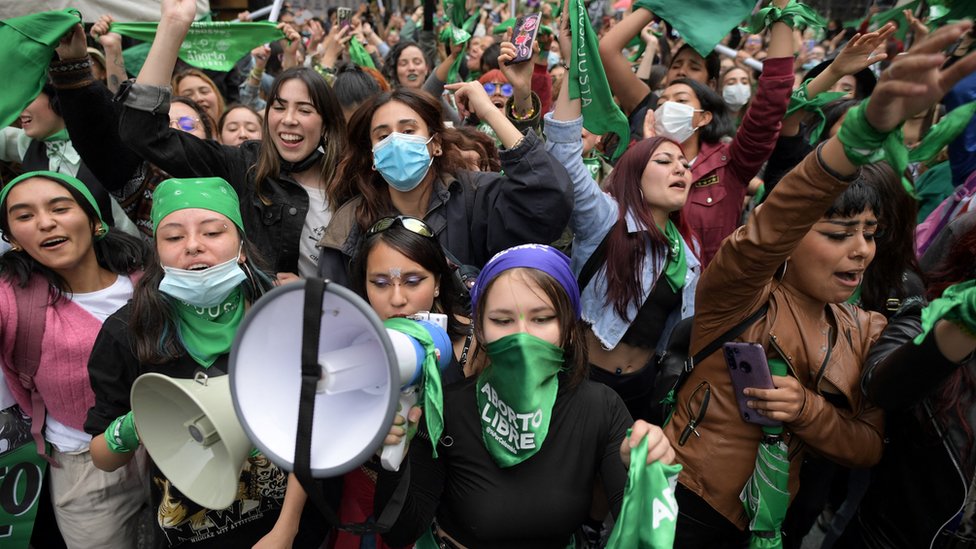 Ativistas do direito ao aborto celebraram a descriminalização do aborto na Colômbia até 24 semanas de gravidez