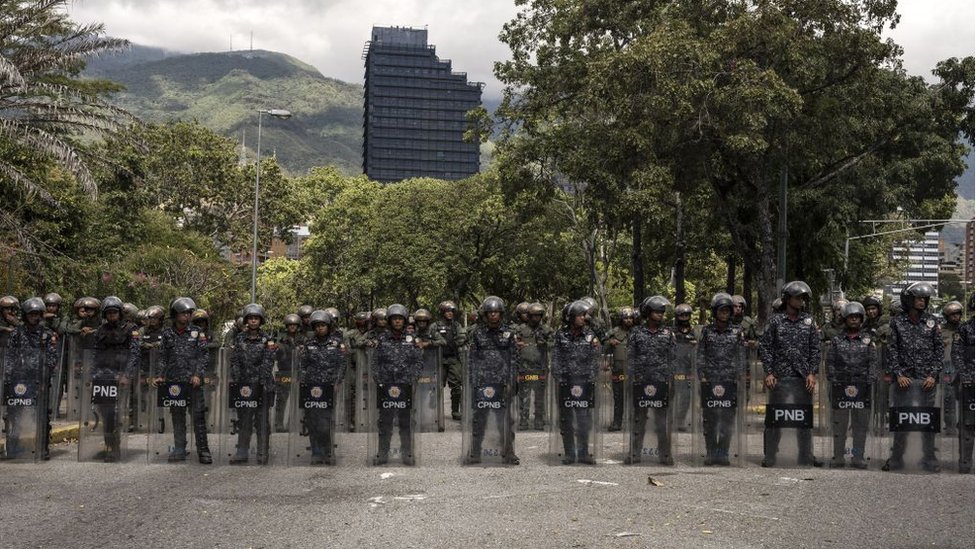 La Policía Nacional y las Fuerzas Armadas, con contadas excepciones, se mantienen leales a Maduro.
