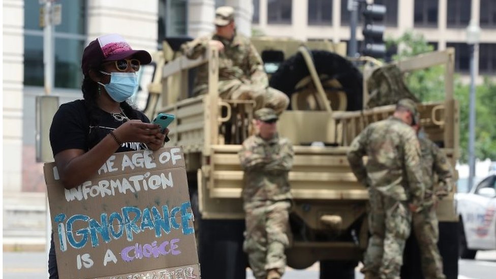 Национальные гвардейцы наблюдают за демонстрацией протеста в Вашингтоне