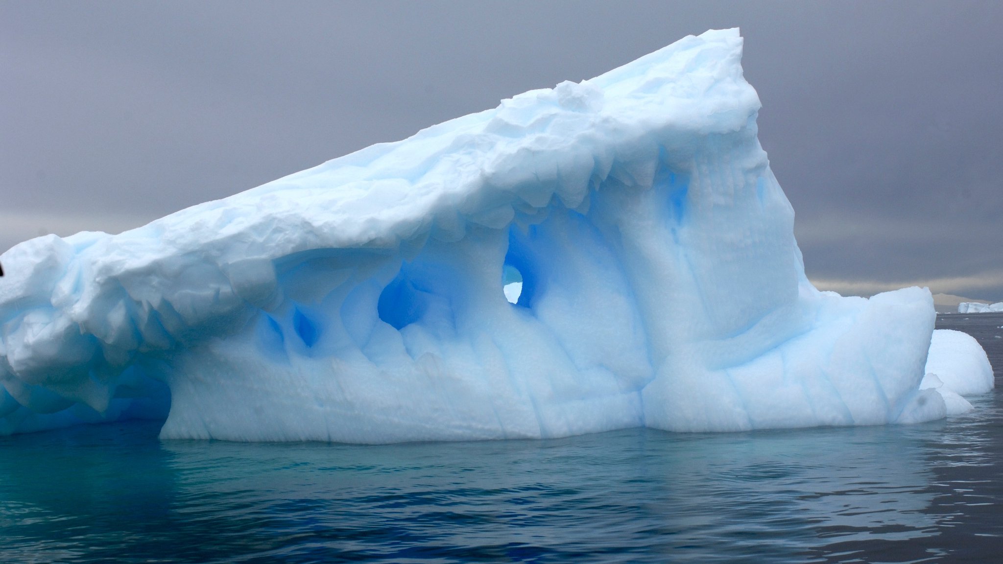 The Big Question: How far under water do icebergs go? - CBBC Newsround