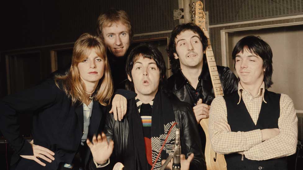 Paul McCartney (centre) with Linda McCartney, Geoff Britton, Denny Laine and Jimmy McCulloch (Wings) in 1974