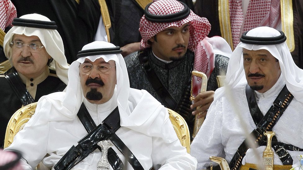Король Абдулла (второй слева) с принцем Салманом бин Абдул Азизом (справа) на танце Арда в Эр-Рияде, Саудовская Аравия (18 марта 2008 г.)