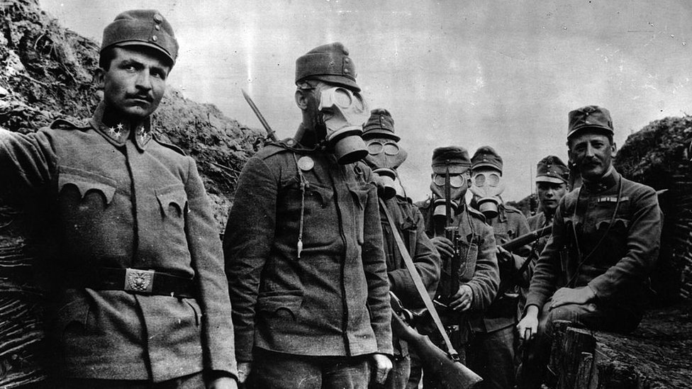 Soldados austríacos con máscaras antigás.