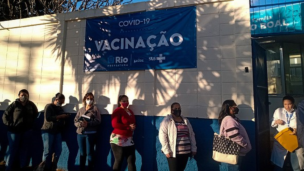 Fila para vacinação contra covid-19 no Rio de Janeiro