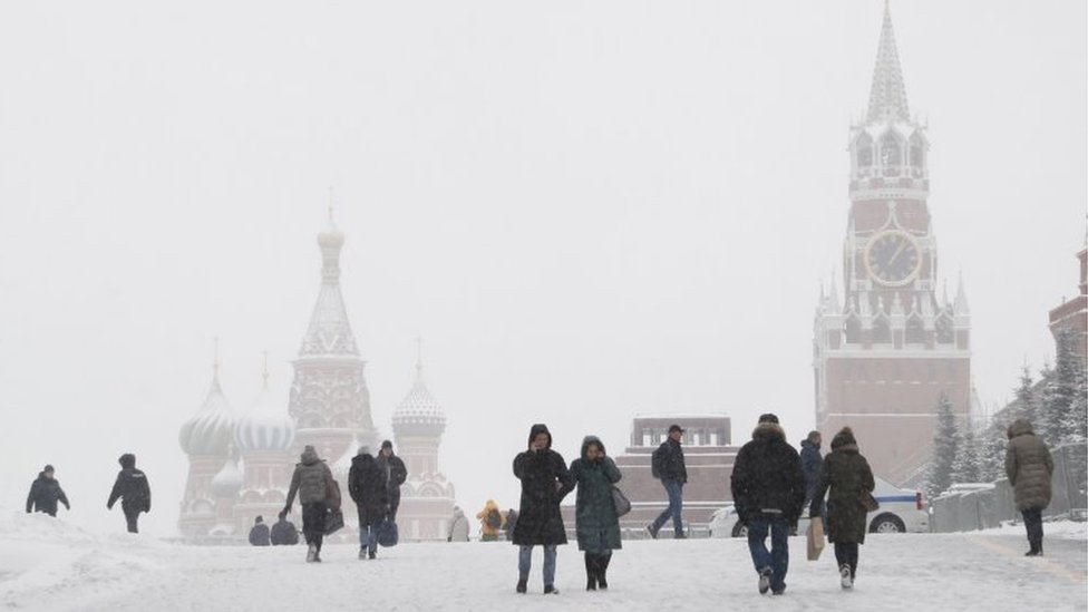 Pessoas andando em Moscou, em foto de dezembro
