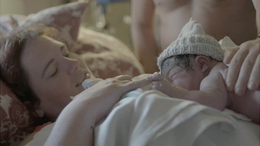 Marissa en el hospital con la niña que acaba de dar a luz en brazos
