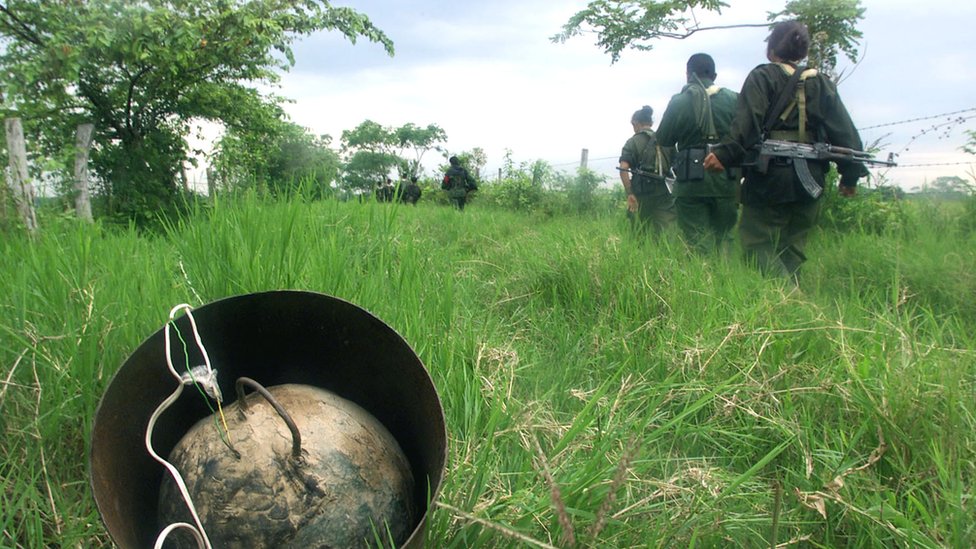 El ELN utiliza explosivos, lo que causa numerosas víctimas, entre civiles y militares. Explosivo casero, encontrado por soldados a su paso. Foto de 2002.