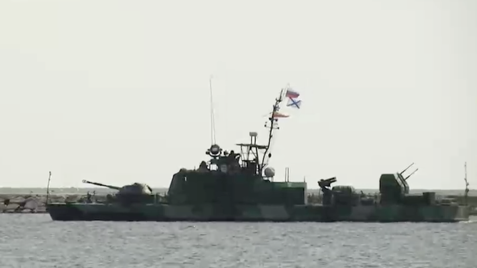 Rusya'nn Shmel sınıfı bir gambotu gemiye eşlik ederken görüntülendi