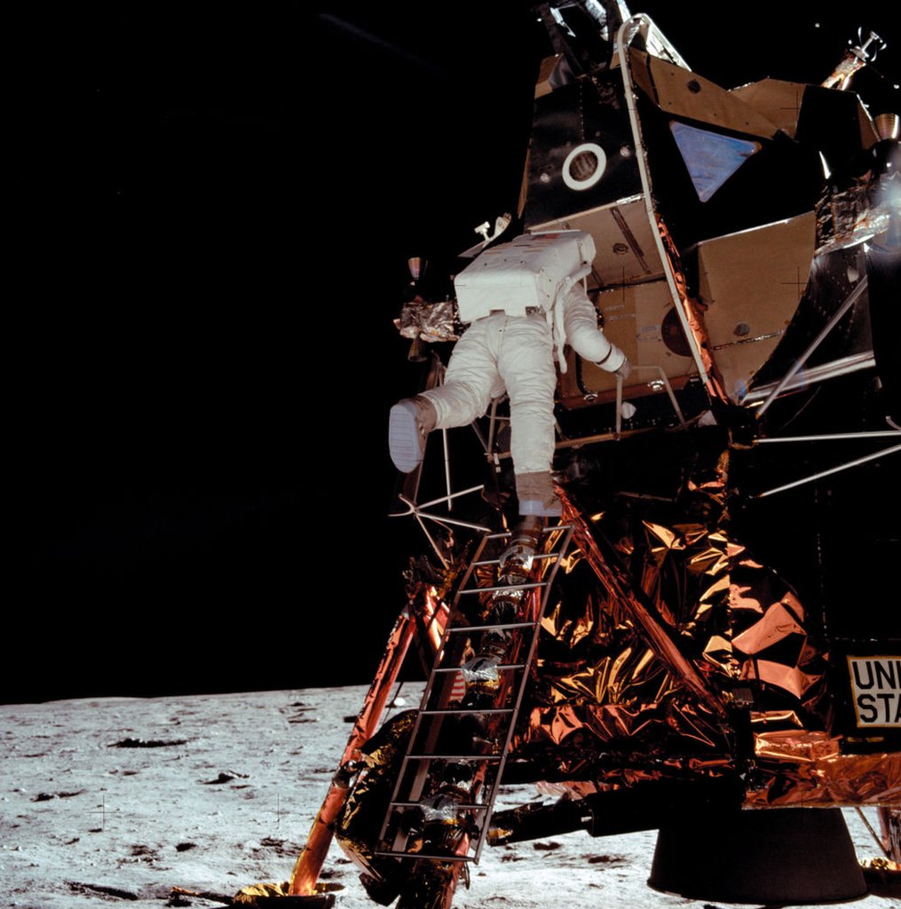 Aldrin bajando a la Luna.