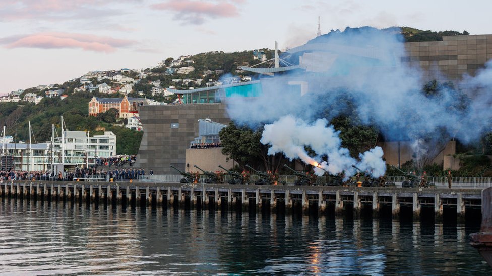 En la capital de Nueva Zelanda, Wellington, dispararon 96 salvas para conmemorar la muerte de la reina Isabel II.