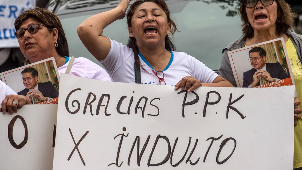 Los seguidores de Fujimori creen que él acabó con los grupos armados Sendero Luminoso y el Movimiento Revolucionario Túpac Amaru. Tres mujeres con una pancarta que dice "Gracias PPK por el indulto".