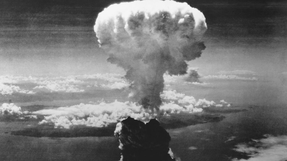 Грибовидное облако атомной бомбы над Нагасаки