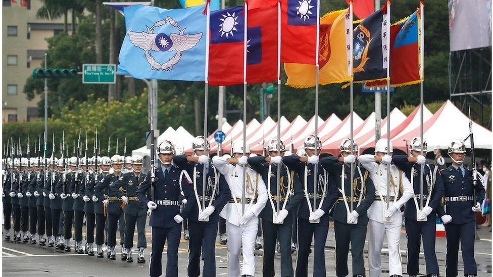 台灣雙十節慶祝活動中，台灣三軍儀仗隊手持中華民國國旗和軍旗參加遊行。