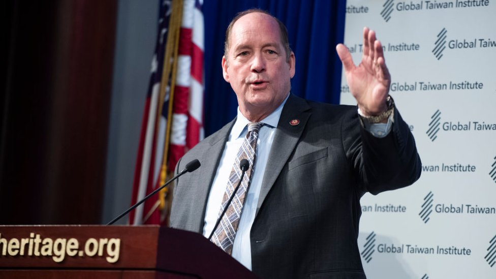 El congresista republicano Ted Yoho niega haber insultado a Alexandria Ocasio-Cortez. Congresista por Florida Ted Yoho